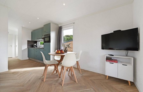 Ouddorp House | Cozy chalet with a veranda and spacious garden, close to the beach and dunes.