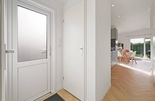 Ouddorp House | Cozy chalet with a veranda and spacious garden, close to the beach and dunes.