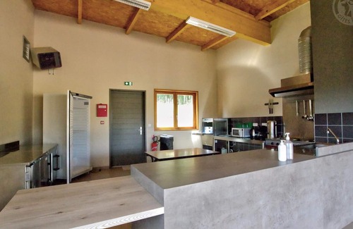 Les Noes Cottage | Cozy chalet with private terrace, pets allowed