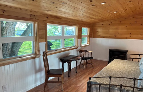 Sandy Creek Cottage | Cozy channel cottage with dock and access to North Sandy Pond.