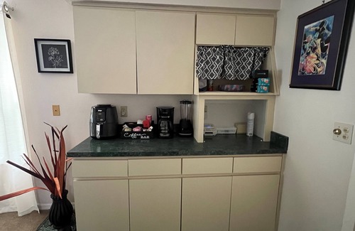 Clearwater House | Cozy & Charming 2-bedroom home 10 minutes from the Beach!