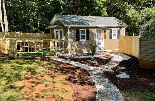 Greensboro House | Cozy ,Charming and Comfy Tiny Home with Beautiful View in a Quiet Area