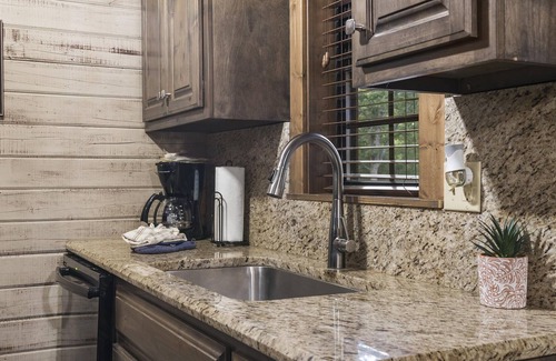 Indian Point Villa | Cozy & Charming Cabin Near Silver Dollar City - Indian Point (C21)