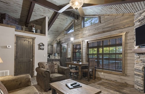 Indian Point Villa | Cozy & Charming Cabin Near Silver Dollar City - Indian Point (C21)