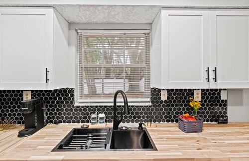 Northside House | Cozy Chateau, close to River City, and Jax Int'l Airport!