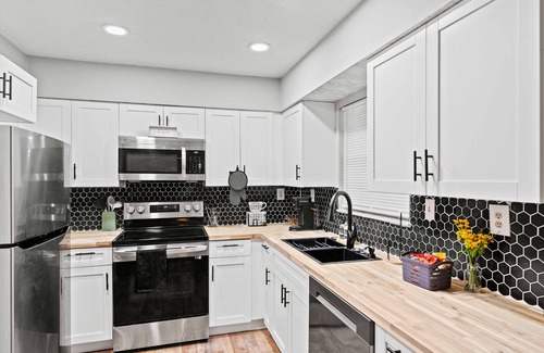 Northside House | Cozy Chateau, close to River City, and Jax Int'l Airport!