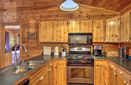 Hidden Lake Cabin | Cozy Cherry Log Cabin ~ 10 Mi to Mercier Orchards
