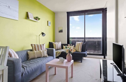 Carlton South Apartment | Cozy & Chic 2BR Apt Walk to Melbourne Central