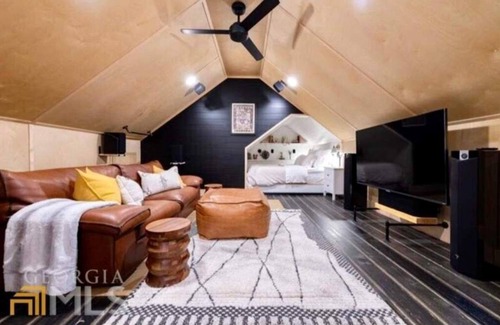East Lake Apartment | Cozy + Chic Atlanta Carriage House