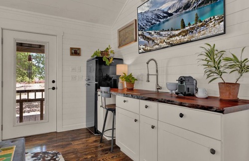 Stonewall Cabin | Cozy Chic Cabin on Texas Wine Trail