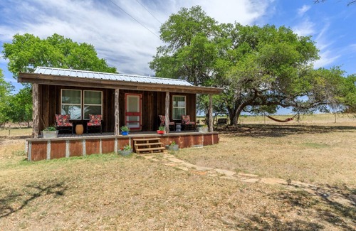 Stonewall Cabin | Cozy Chic Cabin on Texas Wine Trail