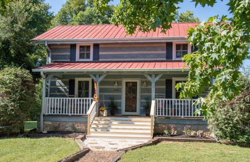 Donelson House | Cozy & Chic Rustic Retreat-Luxury Log Home ❤️ Near Downtown, Opry and Much More♫