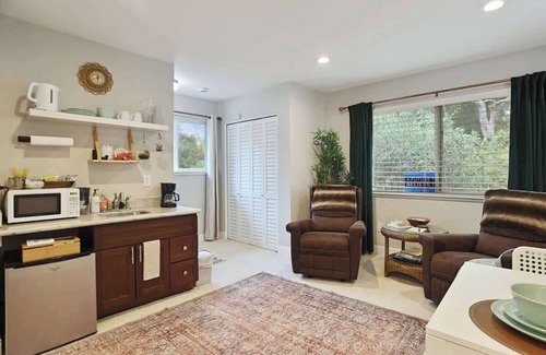 Central Sacramento House | Cozy Chic Studio in the heart of Sac+Pool access