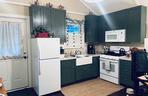 Altamont Cottage | Cozy Christmas Cottage on Linville River- Fireplace & pet-friendly
