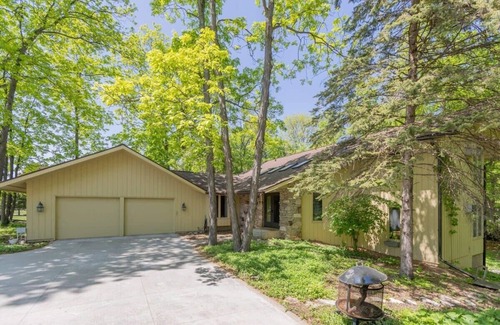 Appleton House | Cozy City Retreat - Sleeps 8