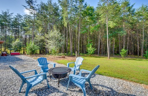 Clarkesville House | Cozy Clarkesville Getaway with Fire Pit!