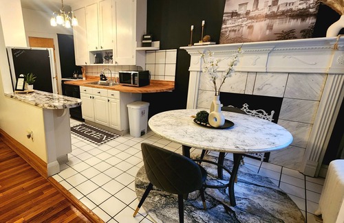 Cleveland Apartment | Cozy CLE East- MINUTES from Clinic, UH, Case, Downtown, Edgewater