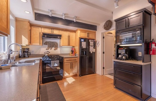 Alpine Meadows Apartment | Cozy & Clean Cabin Free Shuttle to Palisades Bunk Room