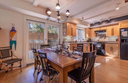 Alpine Meadows Apartment | Cozy & Clean Cabin Free Shuttle to Palisades Bunk Room