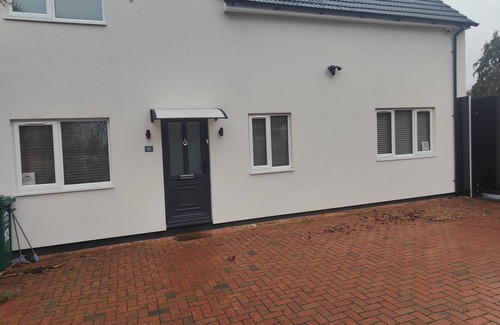 Stanwell House | Cozy & Clean House Near Heathrow. Nightly Rate is Per Room
