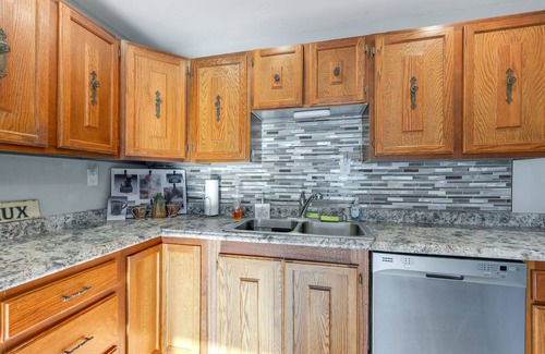 Clear Lake House | Cozy Clear Lake Home - Walk to Town & Boat Dock!