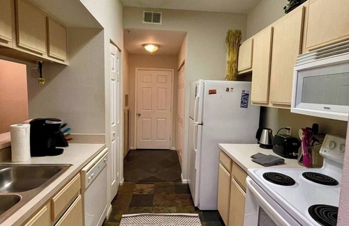 Clearwater Apartment | Cozy Clearwater Condo. Resort-Style Pool, Close to Spectacular Clearwater Beach!