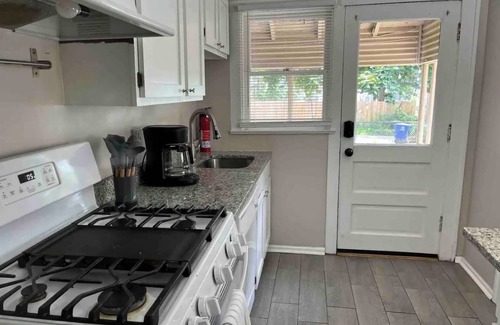 Clintonville House | Cozy Clintonville 3-Bed Mid-Century Townhome with Parking near OSU 1