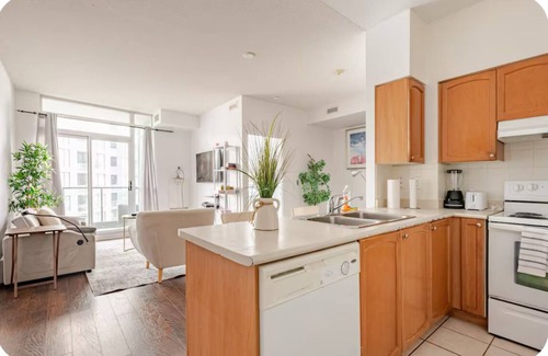 Niagara Apartment | Cozy CN Tower And Lake Views Apartment