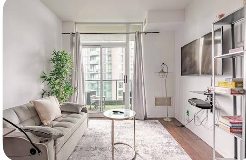 Niagara Apartment | Cozy CN Tower And Lake Views Apartment