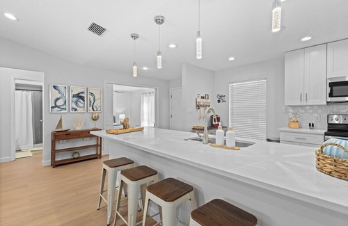 Gulf Gate Estates House | Cozy coastal 3/2 home, Siesta 5 min +hot tub+ fully fenced garden