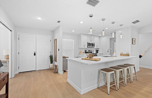 Gulf Gate Estates House | Cozy coastal 3/2 home, Siesta 5 min +hot tub+ fully fenced garden