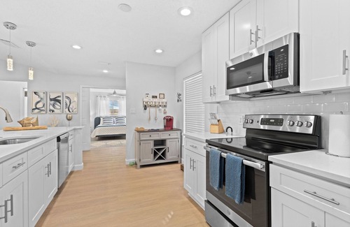 Gulf Gate Estates House | Cozy coastal 3/2 home, Siesta 5 min +hot tub+ fully fenced garden