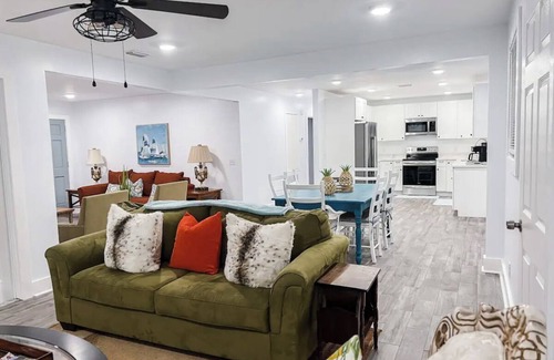 Country Club Estates House | Cozy Coastal Abode- 4bed,3bath