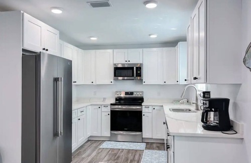 Country Club Estates House | Cozy Coastal Abode- 4bed,3bath