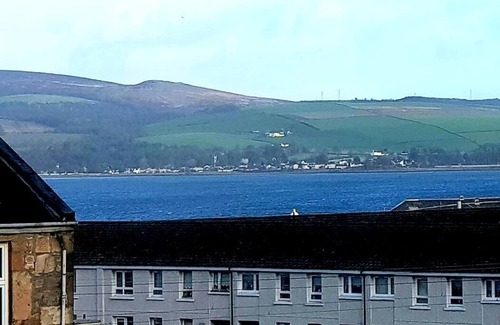 Port Glasgow Apartment | Cozy Coastal Apartment in historic Port Glasgow