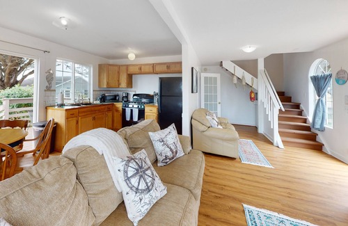 Elk Cabin | Cozy Coastal Cottage with Ocean Views, Deck and full kitchen