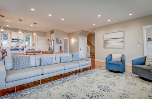 Lincoln City House | Cozy coastal retreat- Sauna, hot tub, firepit, ocean/forest views