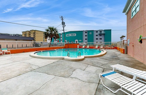 Fort Walton Beach Condo | Cozy coastal condo with shared pool, beach access, Wifi, Washer and Dryer