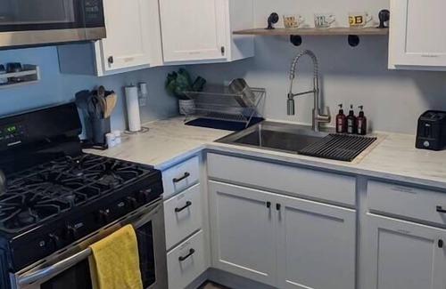 Milwaukee House | Cozy, Colorful 2 Bedroom Bungalow