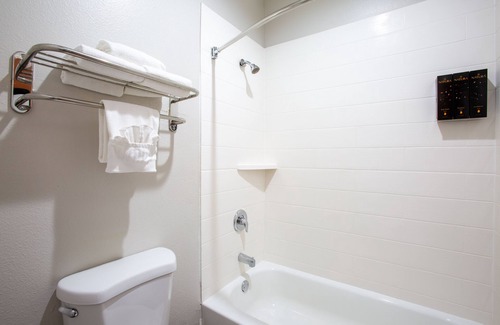 Sedona Hotel | Cozy Comfort Queen Room Near Bell Rock Mountain - Family Retreat