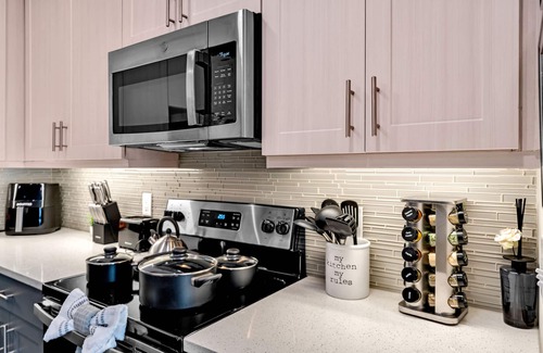 Fort Worth Apartment | Cozy Comfort1bd Attached Garage+Desk+Pool+Gym