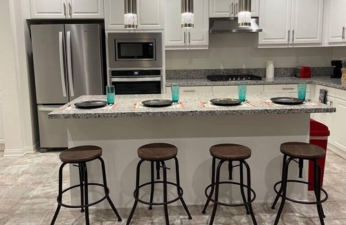 Riverside House | Cozy Comfortable 6-Bdr Family Retreat near UCR NOS
