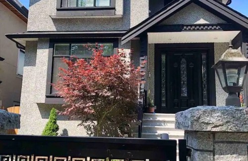 Fraserview House | Cozy, Comfortable and Clean Home. Close to Transit, Restaurants, Park and Pool!