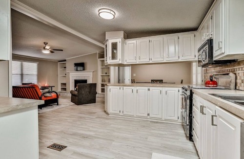 Granbury House | Cozy & comfortable Granbury Home- Minutes from Lake & Historic Downtown Square!