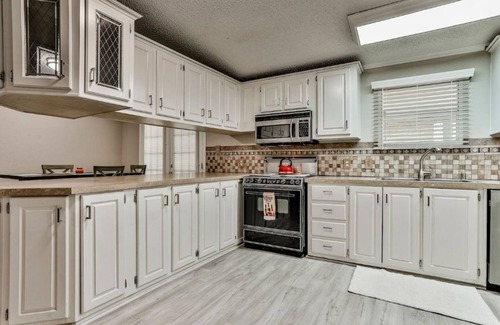 Granbury House | Cozy & comfortable Granbury Home- Minutes from Lake & Historic Downtown Square!