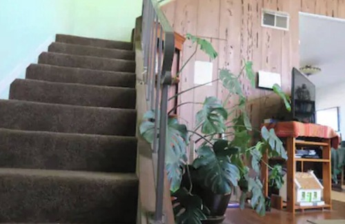 Lincoln Acres House | Cozy & Comfortable Two Story Townhouse