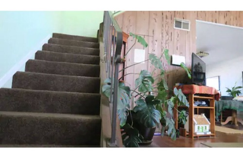 Lincoln Acres House | Cozy & Comfortable Two Story Townhouse