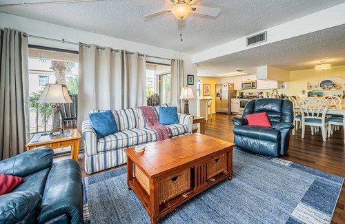 Seminole Condo | Cozy & Comfortable Sea Club Condo Across the street from the Beach