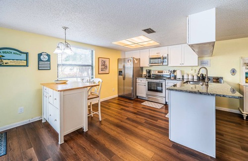 Seminole Condo | Cozy & Comfortable Sea Club Condo Across the street from the Beach