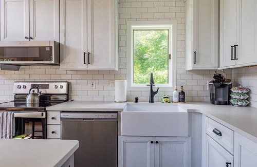 Saugerties South House | Cozy & Comfortable Water-view Home in Saugerties